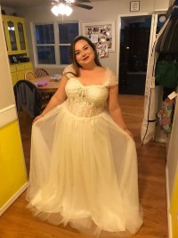 Wunderschön gemachter Brautkleid-Daumen