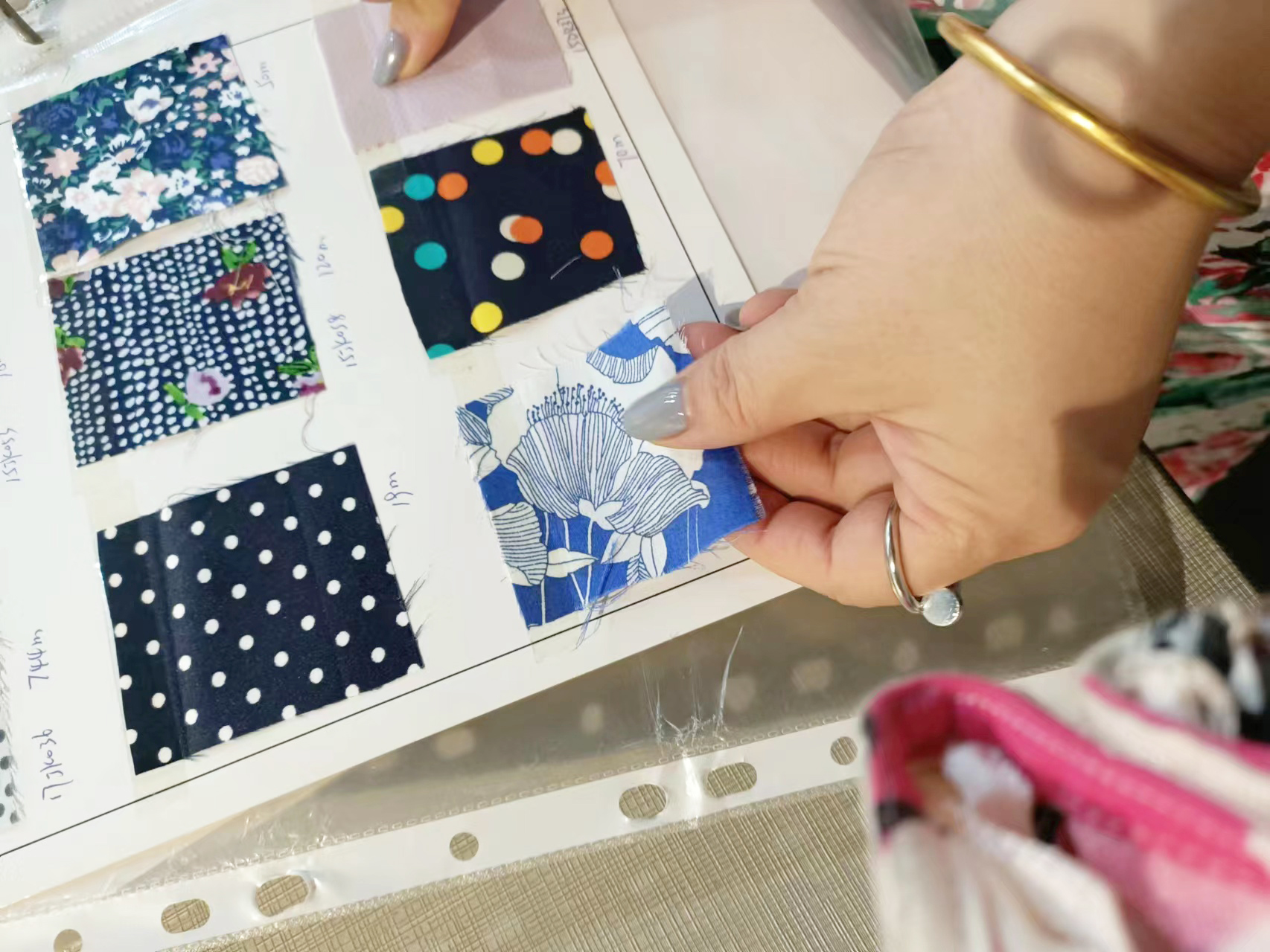 Onthulling van de magie: van stoffenselectie tot op maat gemaakte logokleding