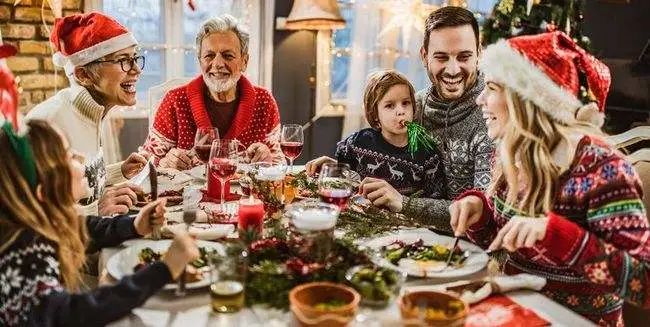 Chinese Christmas features: eating apples on Christmas Eve