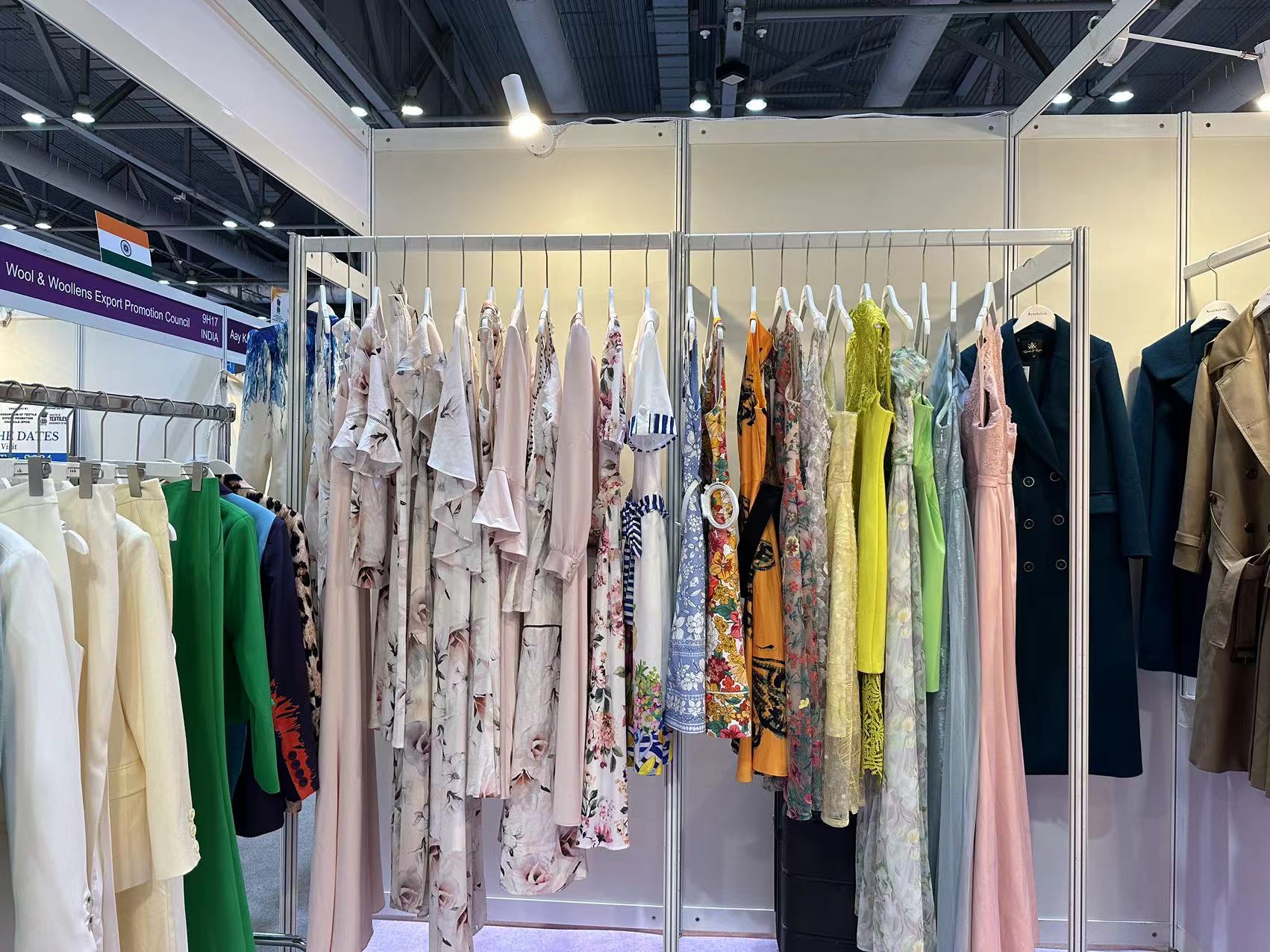 Auschalink Clothing Manufacturer Showcases Latest Trends at Hong Kong Trade Expo (2)