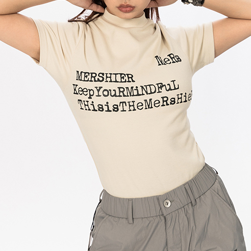 T-shirt e ka holimo ea khatiso ea k'hothone ea Beige (2)