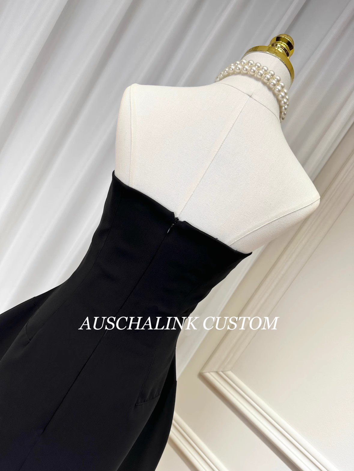 Vývozce černých dámských flitrových šatů (4)