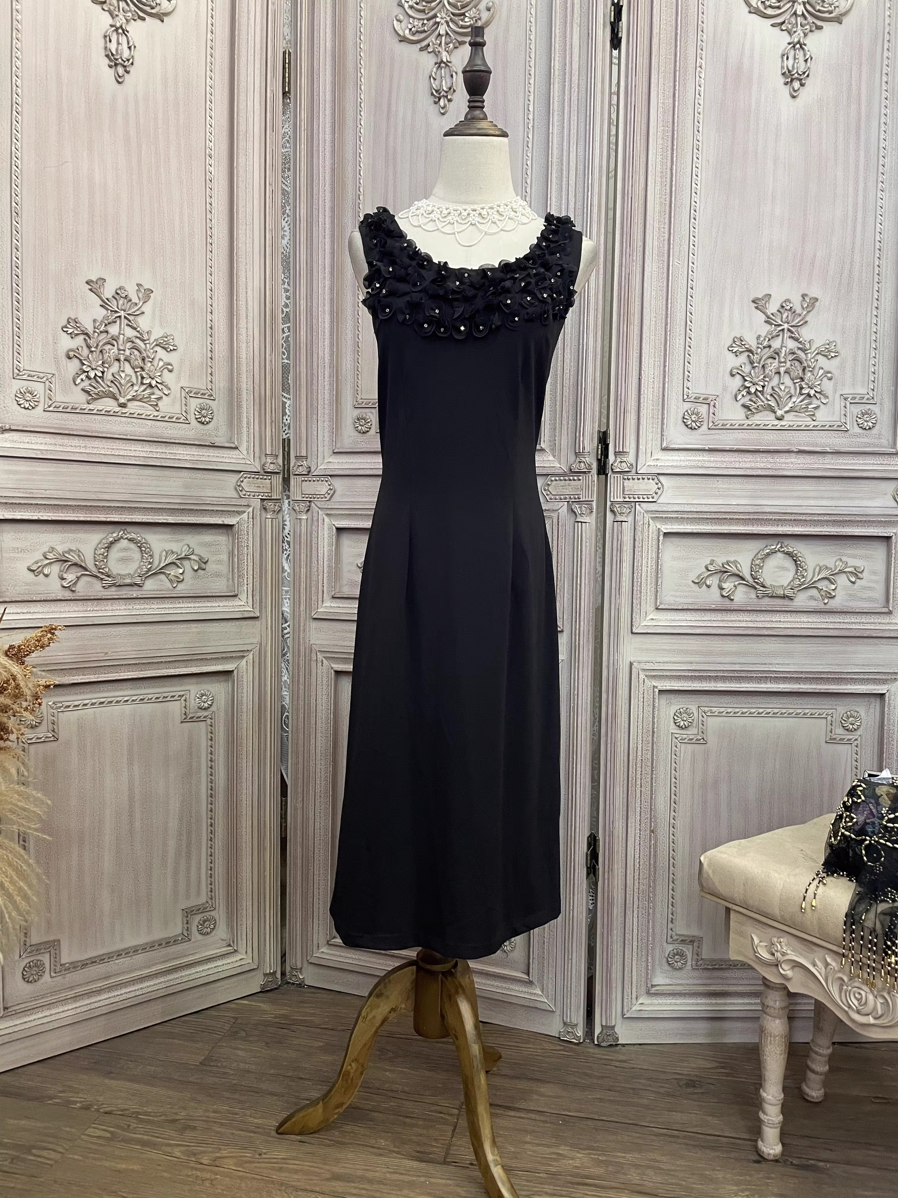 Crna starinska haljina s izvezenim cvijećem (2)