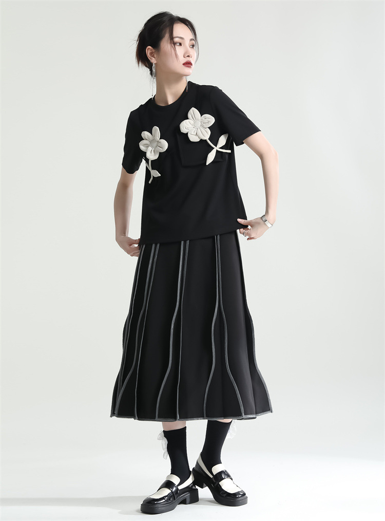 Črna majica s kratkimi rokavi z izvezenimi rožami in okroglim izrezom (1)