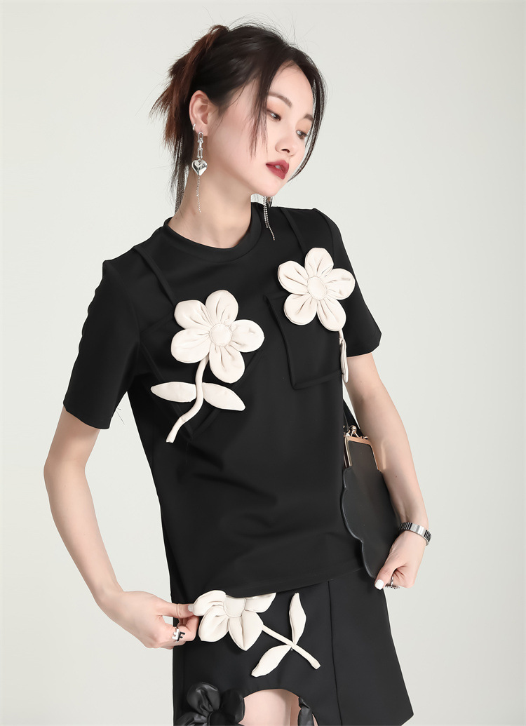 Черна тениска с обло деколте с бродирани цветя (6)