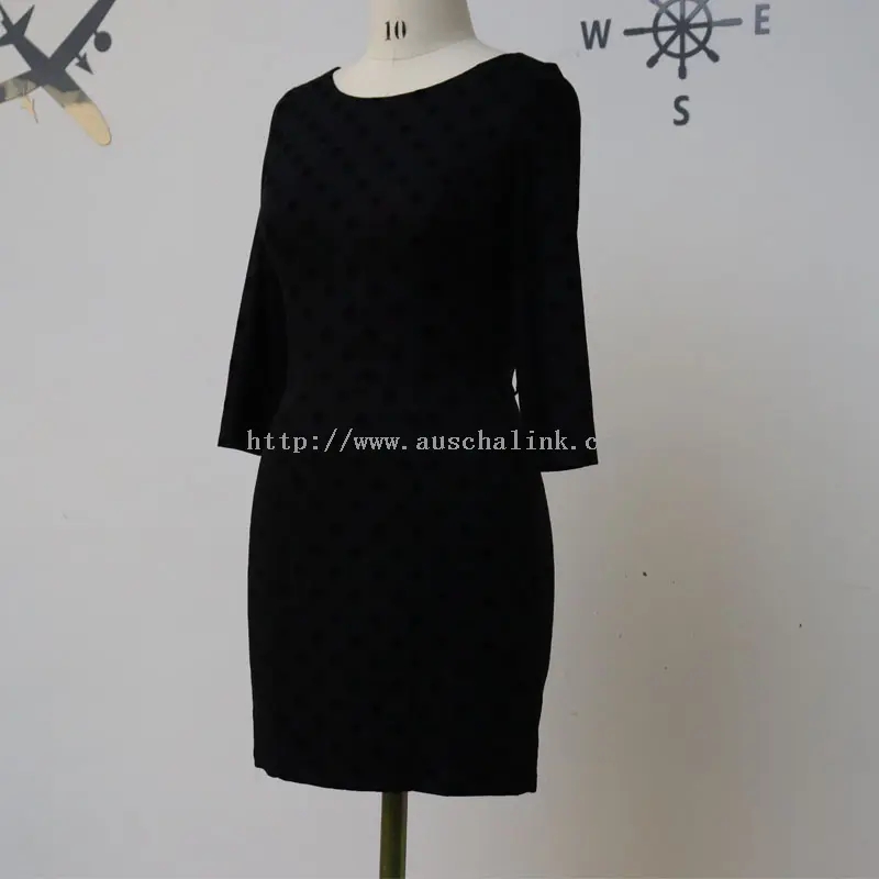 Zwarte elegante jurk met geborduurde stippen en lange mouwen (1)