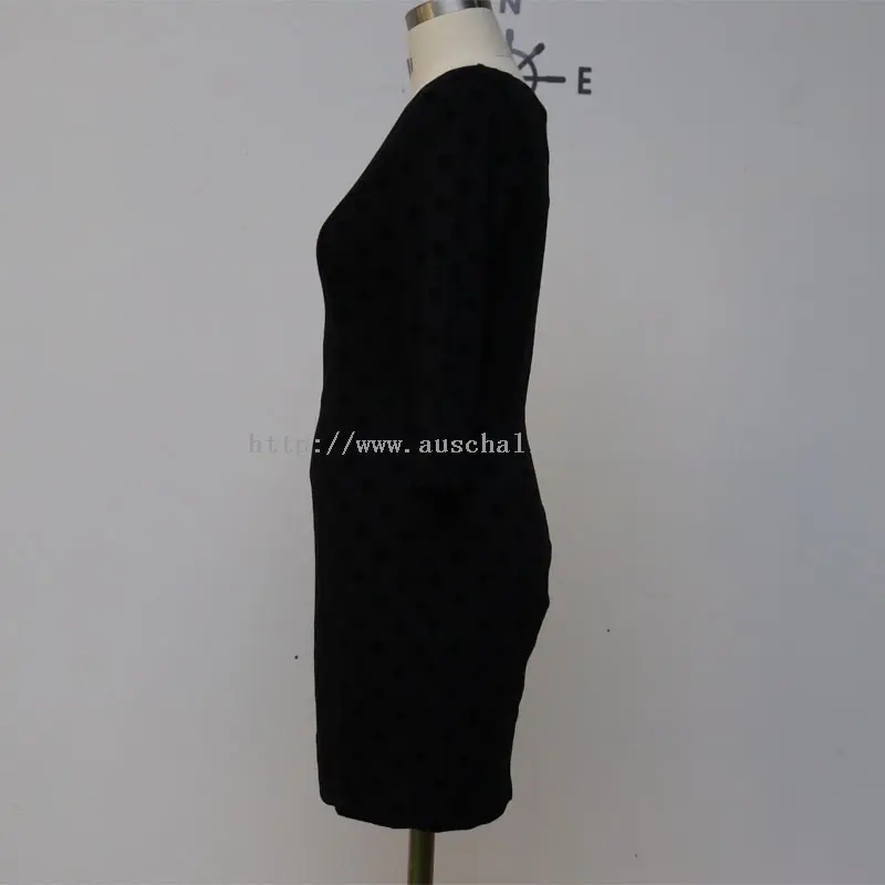 Vestido elegante de manga larga bordado con lunares negros (4)