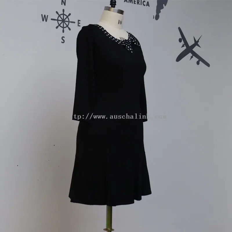 Čierne bodkované patchworkové midi šaty s okrúhlym výstrihom (2)