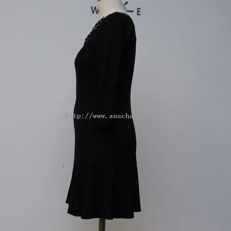 Czarna patchworkowa sukienka midi w kropki z okrągłym dekoltem (3)