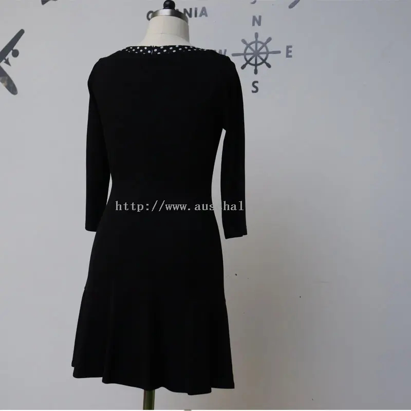 Černé puntíkované patchworkové midi šaty s kulatým výstřihem (4)