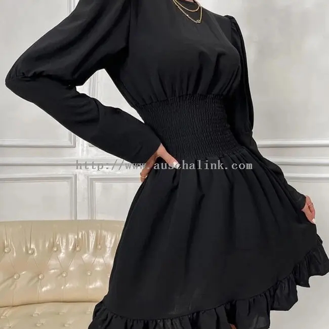 Crna ležerna haljina s dugim rukavima i okruglim izrezom s volanima (1)