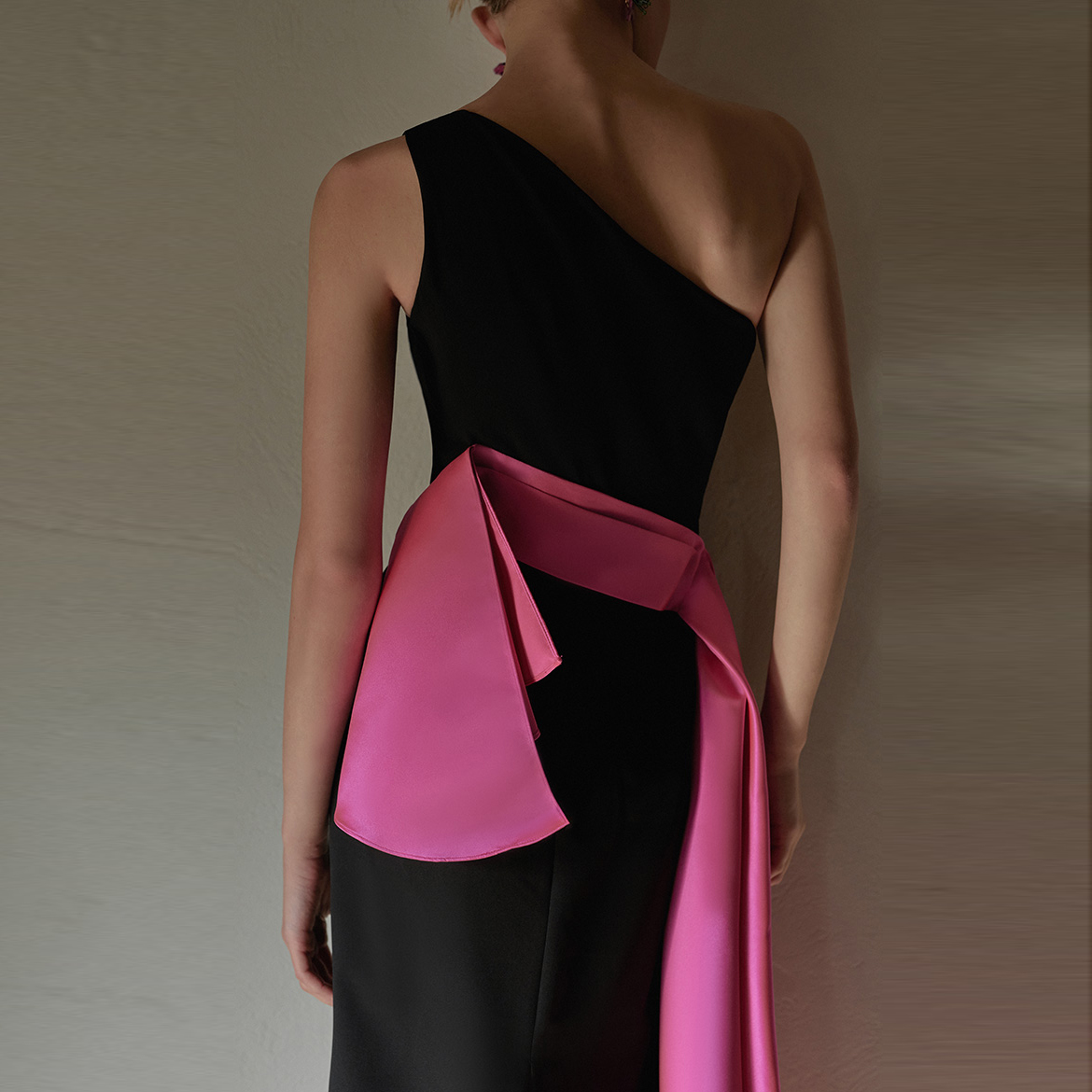 ブラックサテンのエレガントなストラップレスデザインのリボンロングイブニングドレス (6)