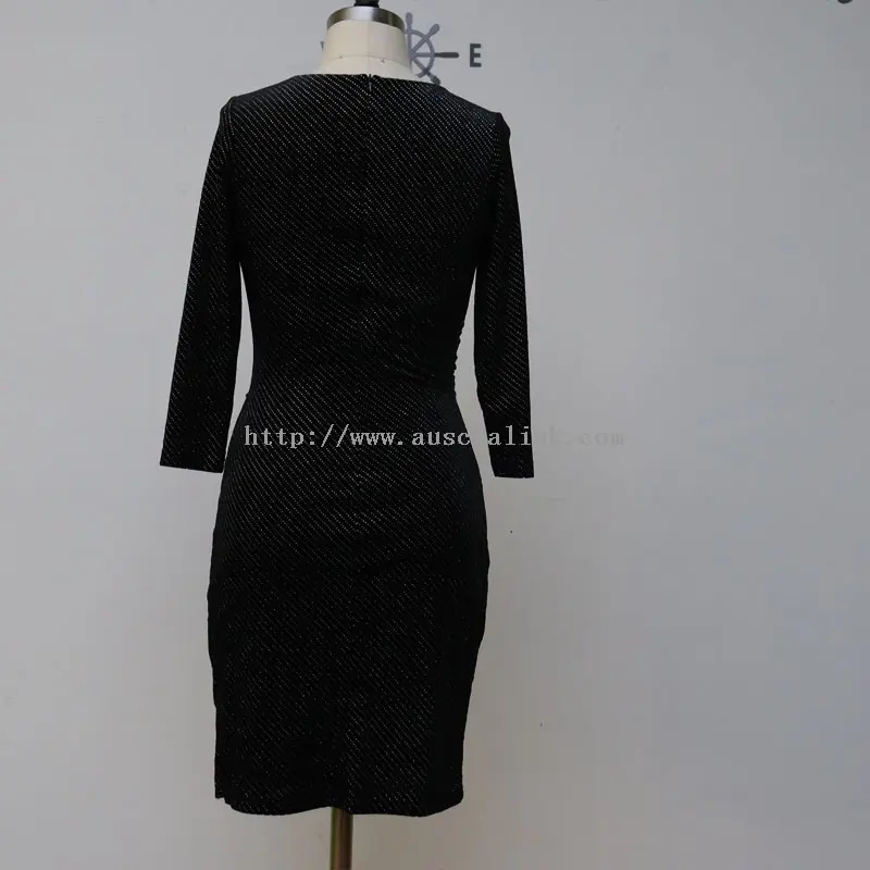 Elegantiška suknelė su klostuota juoda blizgučiais ilgomis rankovėmis apvaliu kaklu (1)