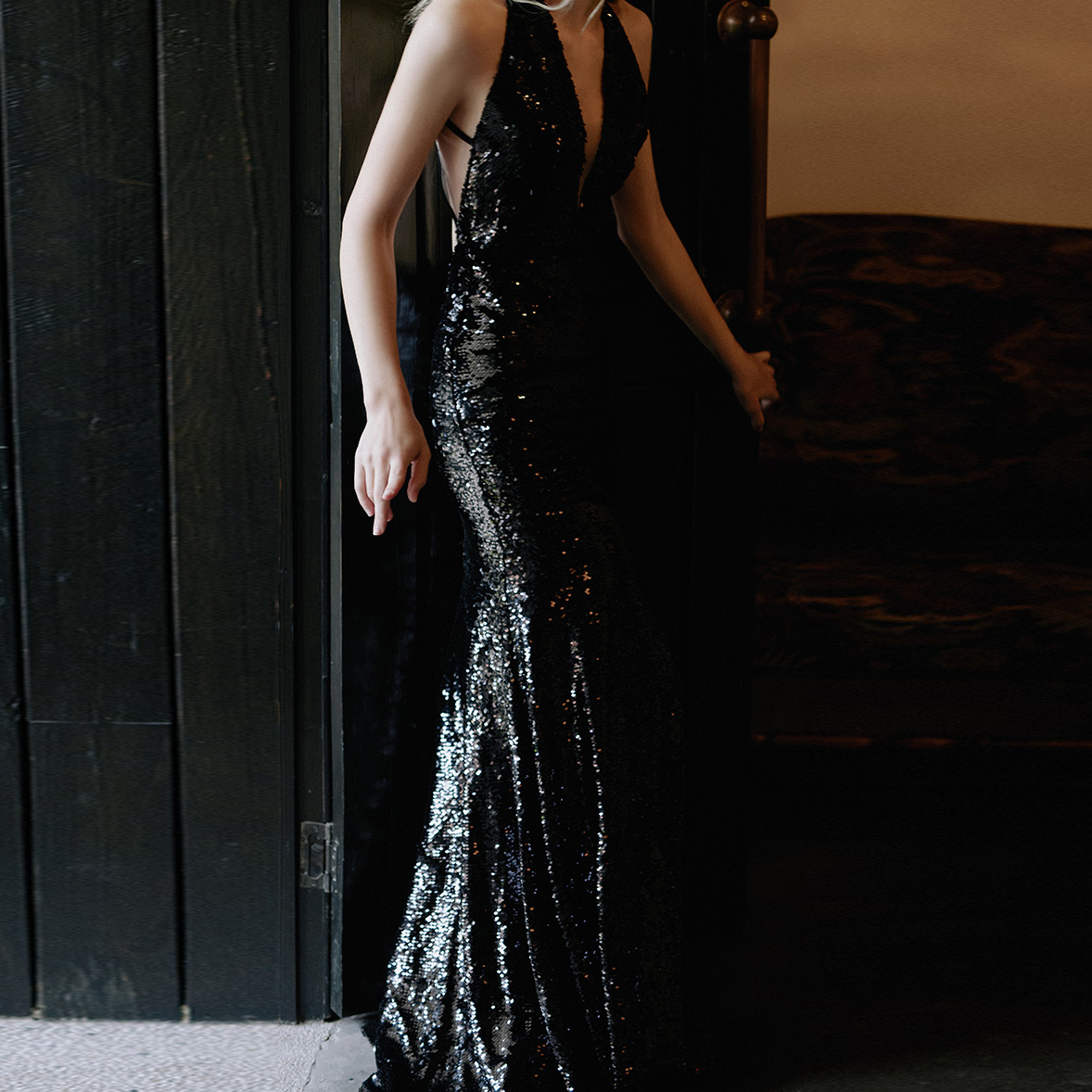 Вечерен фустан без грб луксузен халтер со црна светилка (5)