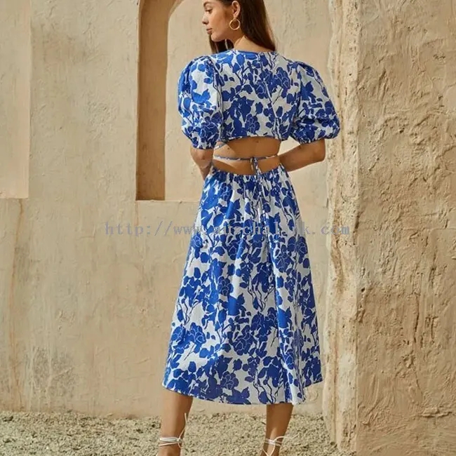 فستان بوهيمي متوسط ​​الطول بفتحات من الزهور باللون الأزرق (1)