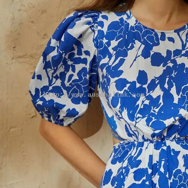 Modré, vykrojené bohémské midi šaty s květinami (3)