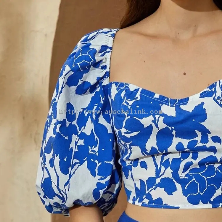 Blaue, bedruckte, rückenfreie Top-Bluse mit quadratischem Ausschnitt und Puffärmeln (3)