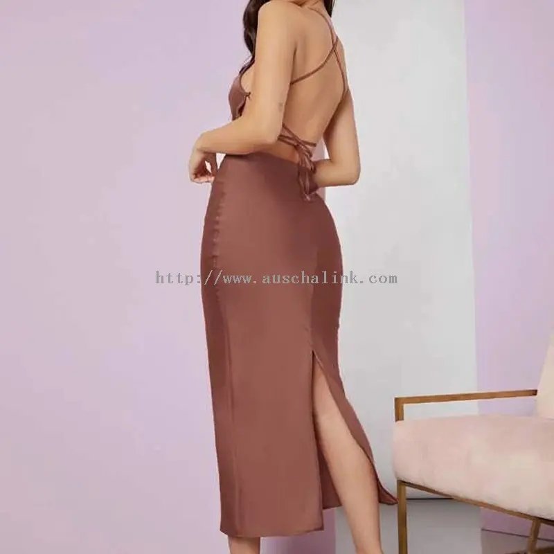 Hnedé sexy ohlávkové šaty s deleným telom (4)