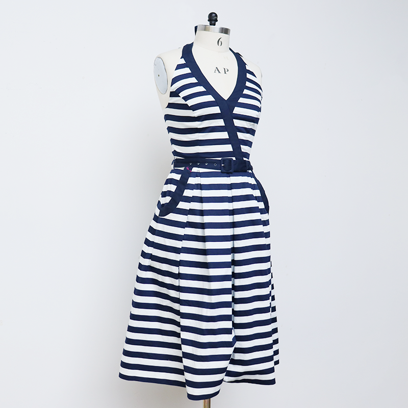 Dyp V-slanking, stor stripete kjole (2)