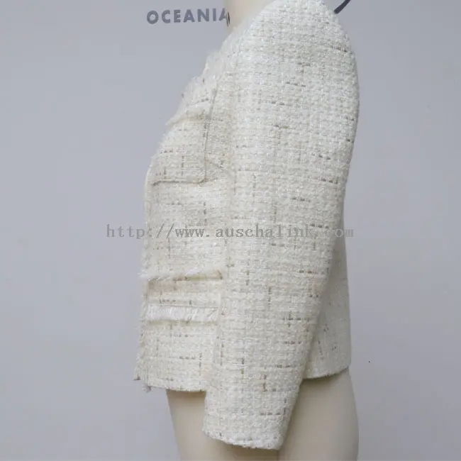 Дизайнерско бяло палто с джоб с пискюли и копчета с кръгла яка (1)