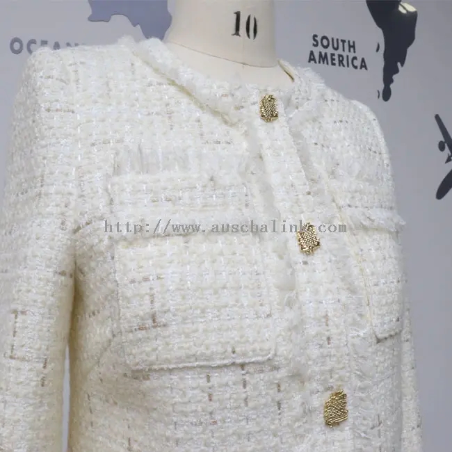 Design witte jas met ronde kraag en kwastje en zak met knopen (3)