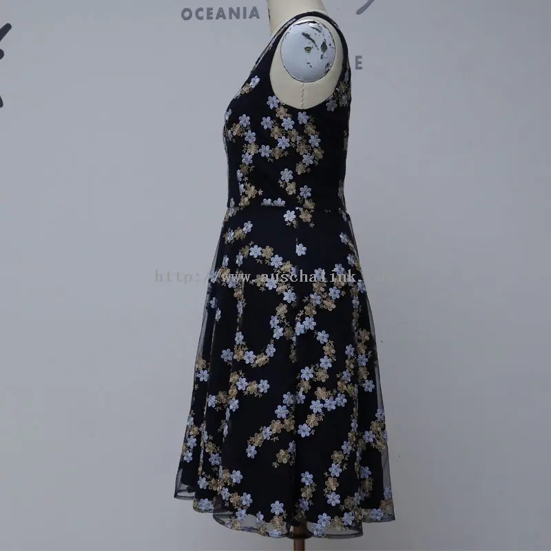 Elegant Black Floral Embroidered Elegance Dress (၂)