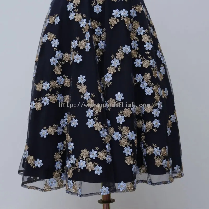 Elegáns fekete virágos hímzésű elegáns ruha (4)