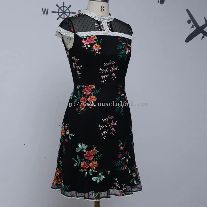 सुरुचिपूर्ण कालो हाई नेक फ्लोरल एम्ब्रोइड ड्रेस (२)