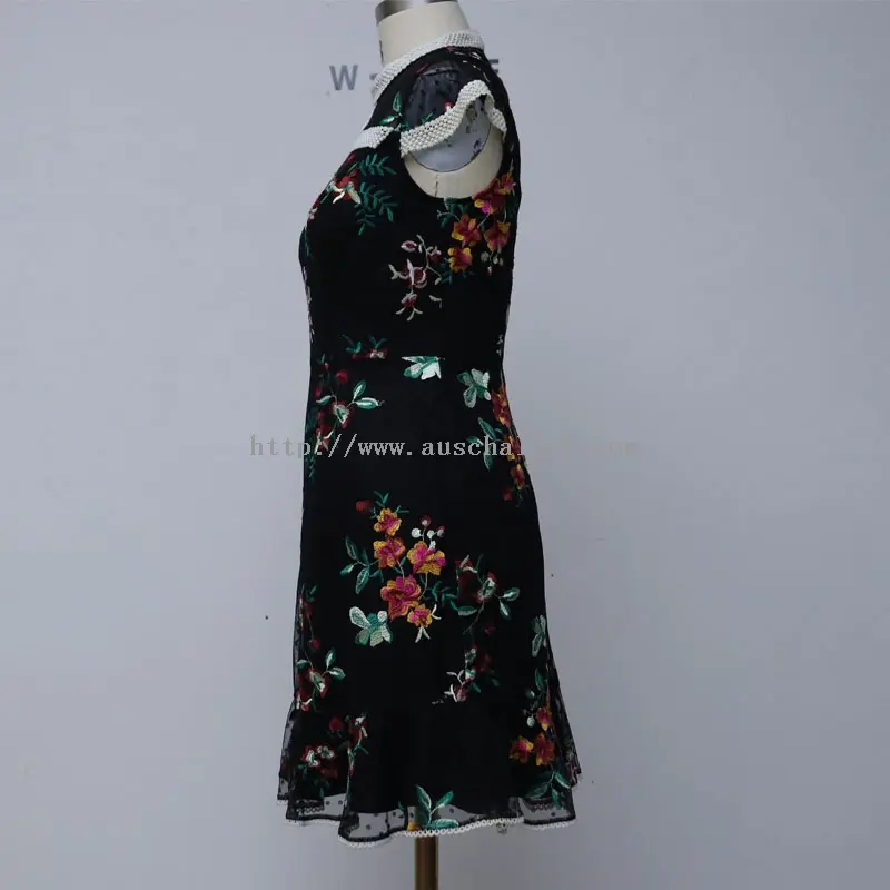 Елегантен црн фустан со висок врат, цветен вез (3)