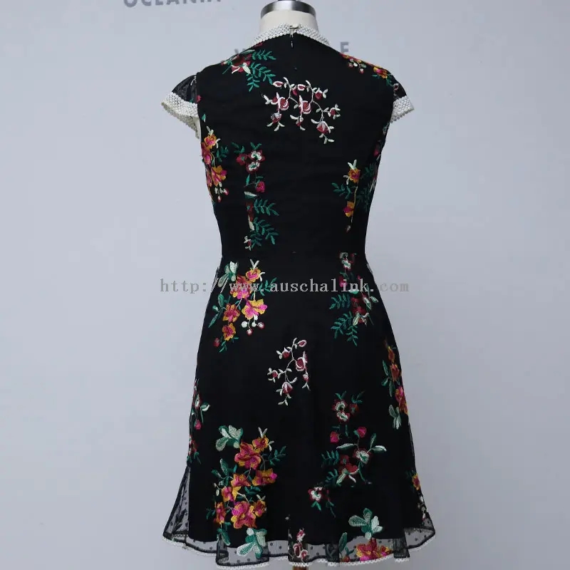 Elegante vestido negro bordado floral con cuello alto (4)