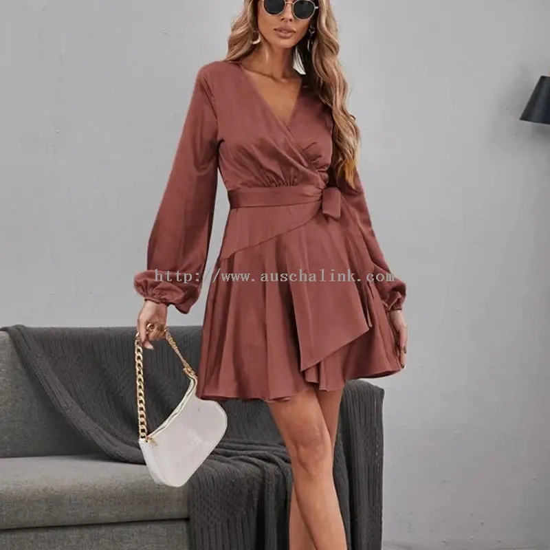 Элегантное коричневое атласное платье с поясом с рюшами (4)
