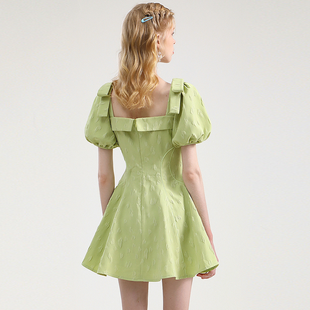 Елегантна зелена жакардова рокля с буф ръкав
