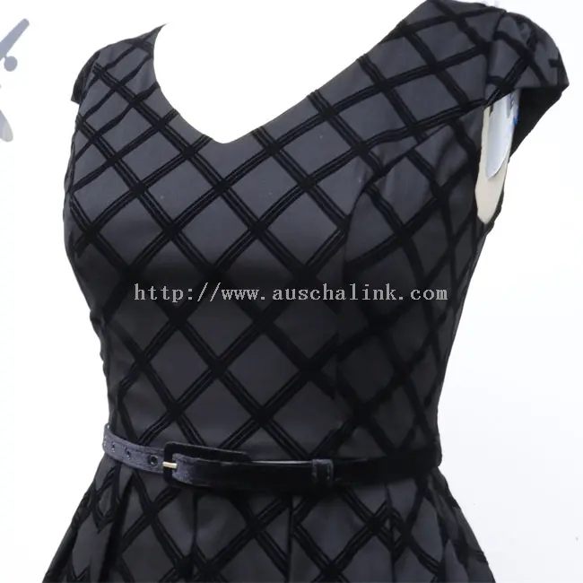 Elegant midiklänning i svart rutig jacquard (2)