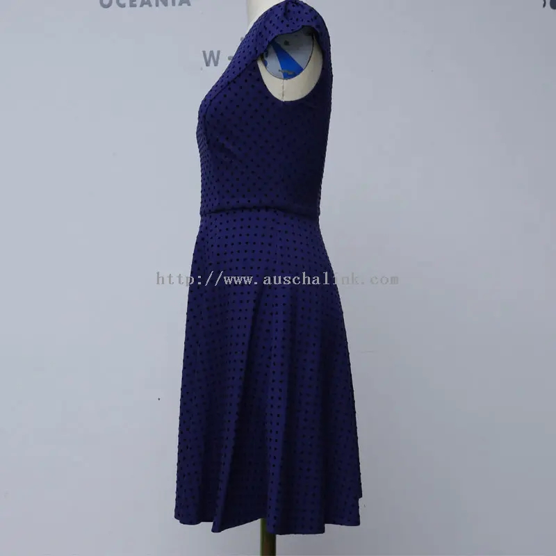 Eleganta tumši zila midi kleita ar punktveida apdruku (2)