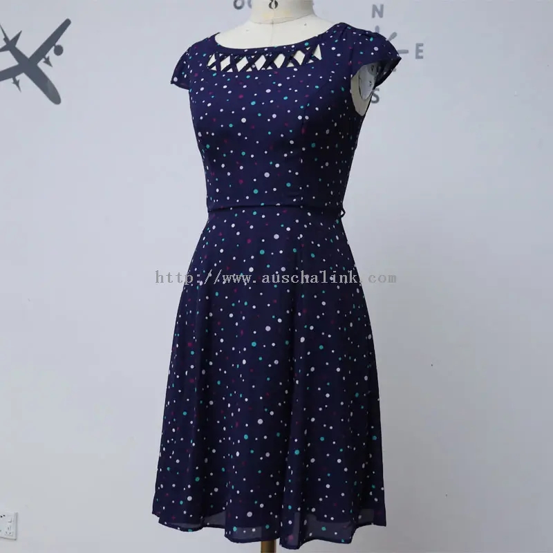 Elegant marinblå pricktryckt utskuren klänning (1)