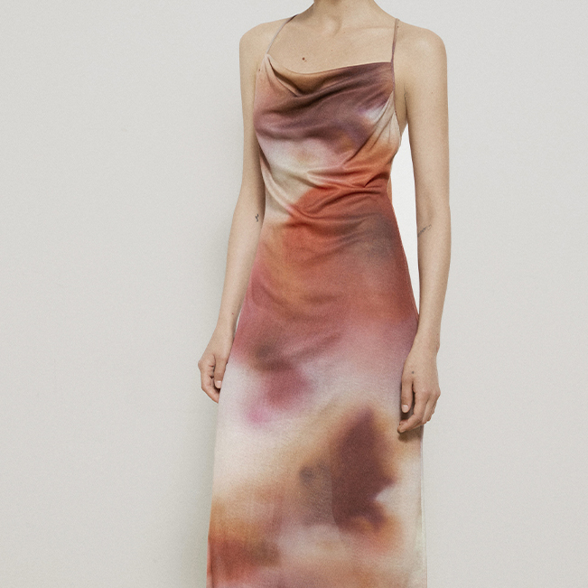 Elegantes Neckholder-Kleid mit Farbverlauf und Rüschen (4)