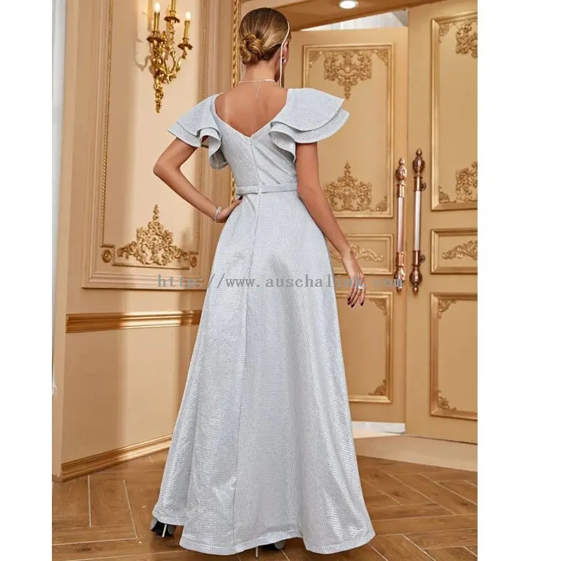 Szara plisowana sukienka maxi w kratę z rękawami bąbelkowymi (2)