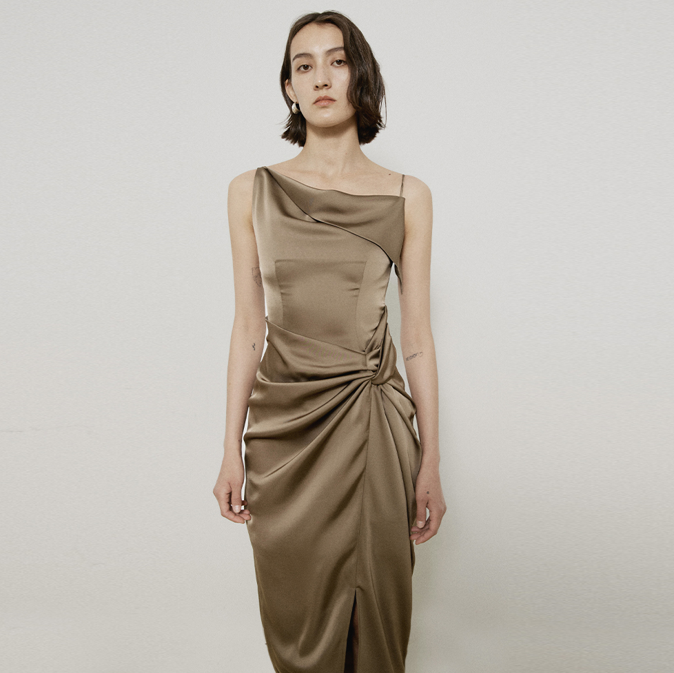 Elegantes Camisole-Kleid aus Satin in Olivgrün mit gewelltem Twist-Schlitz (9)