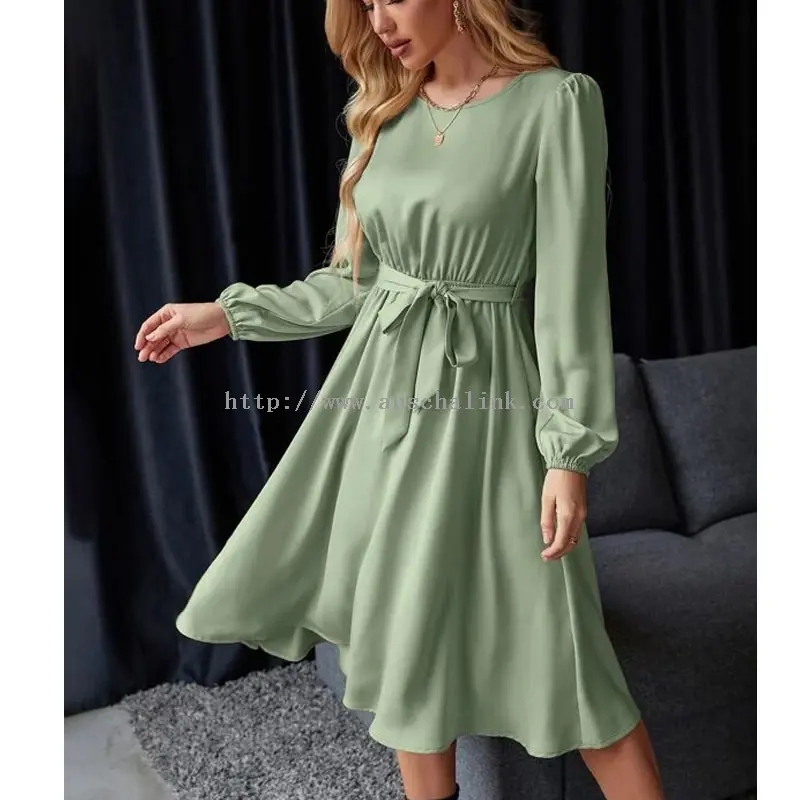 Vestido midi casual simple de satén de gasa con cuello redondo verde (2)