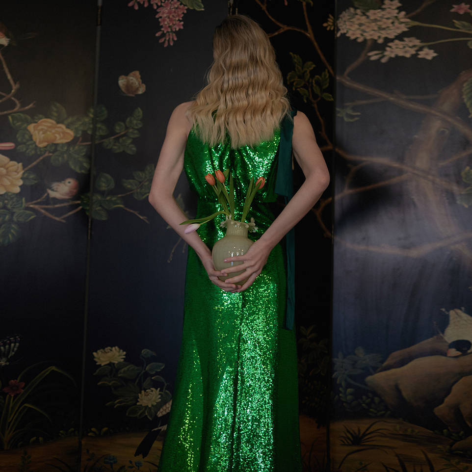 Elegantna duga haljina sa zelenim šljokicama i podijeljenim izrezom (1)