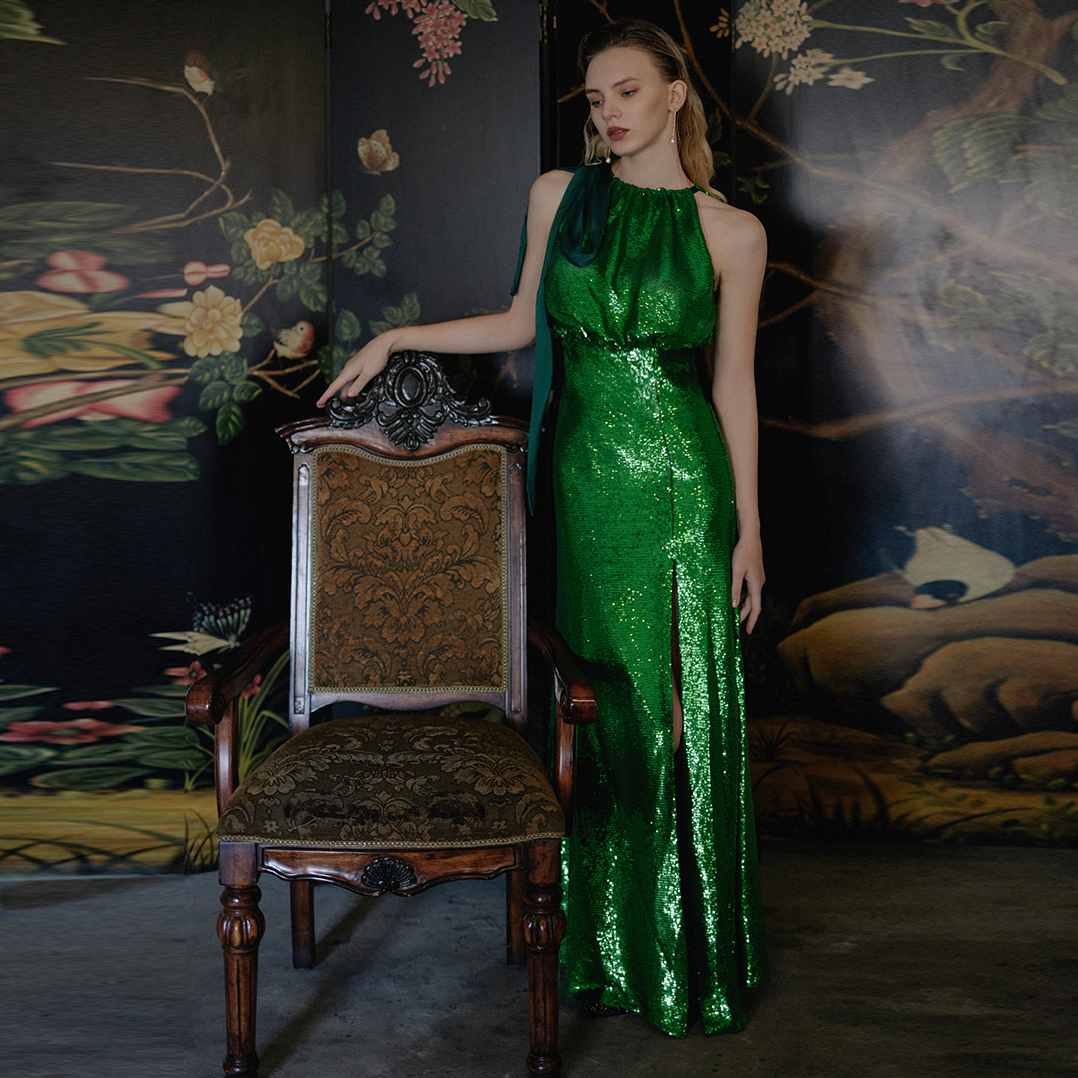 Elegantna duga haljina sa zelenim šljokicama i podijeljenim izrezom (2)