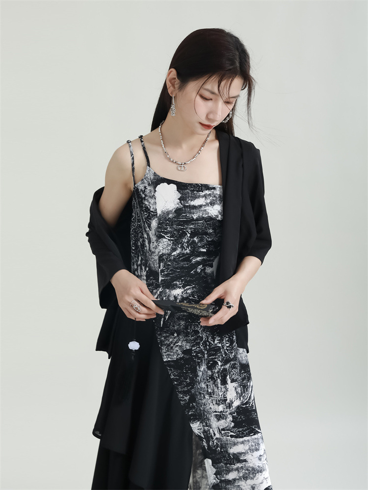 Predstavljamo naš najnoviji proizvod, crnu haljinu s nepravilnim printom na patchwork, zadivljujući komad koji će redefinirati vašu garderobu.Ova haljina je oličenje elegancije, sofisticiranosti i stila zbog koje ćete se istaknuti u bilo kojoj igrici (1)