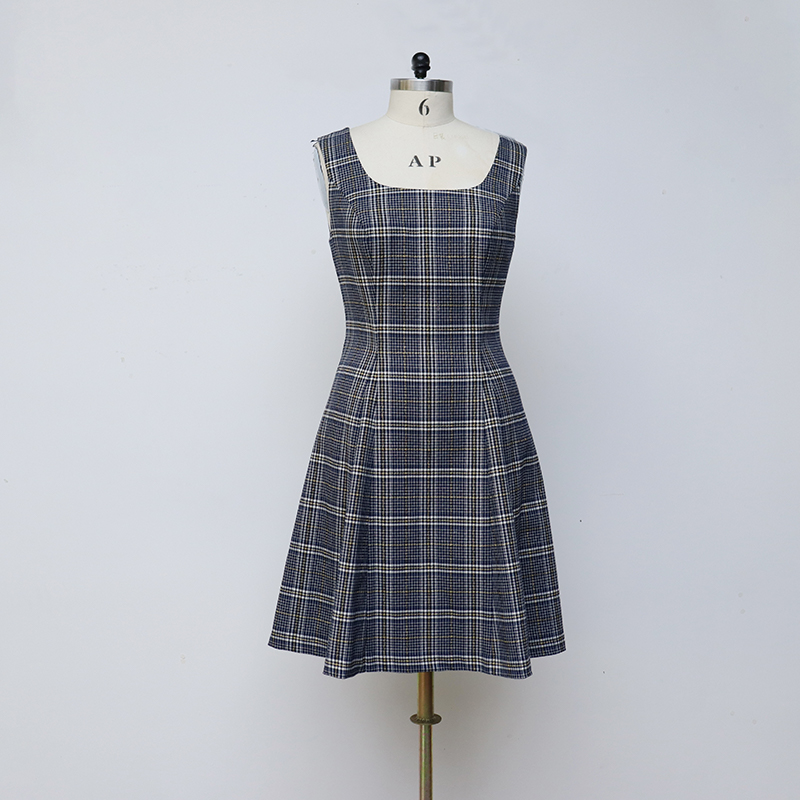 Nova uska karirana vintage haljina srednje dužine u jesensko-zimskom stilu