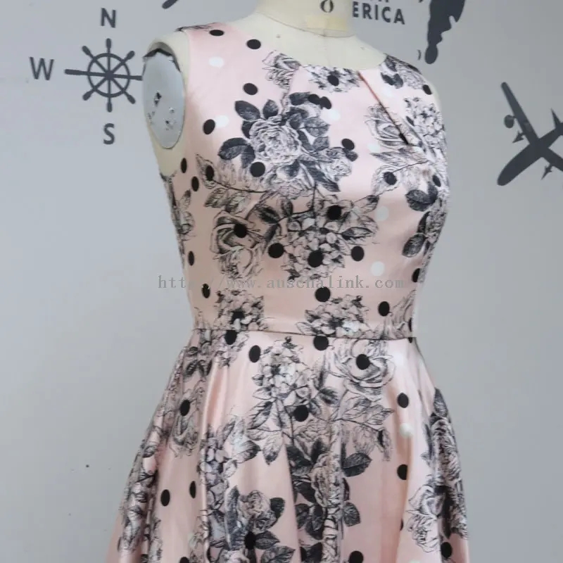 Blyškiai rožinė raštu marginta elegantiška midi suknelė (1)