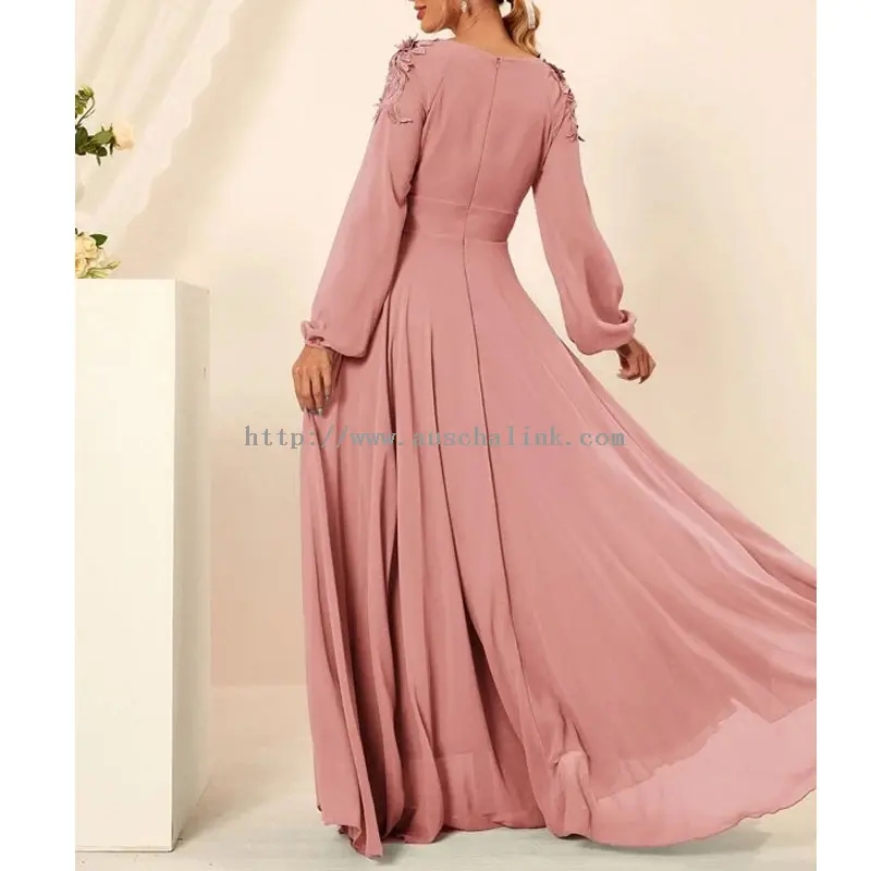 Rausvos spalvos šifonu siuvinėta elegantiška suknelė ilgomis rankovėmis (3)