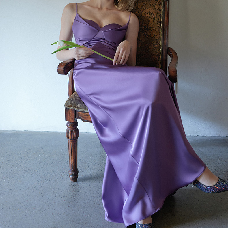 Violetinė satino elegantiška šilko suknelė su apynasriu (7)