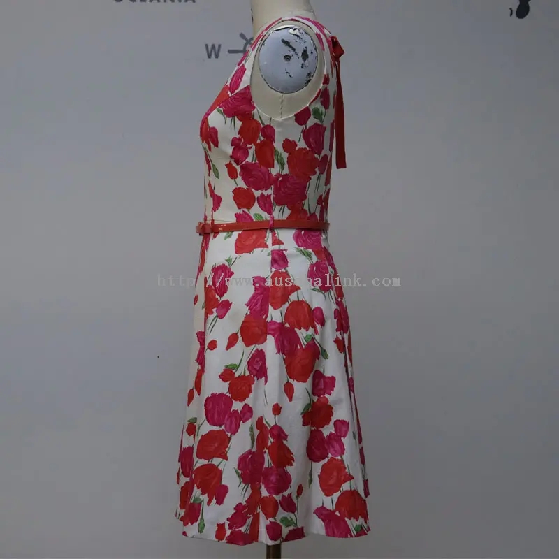 Elegant uthulet kjole med rødt jacquardtrykk (3)