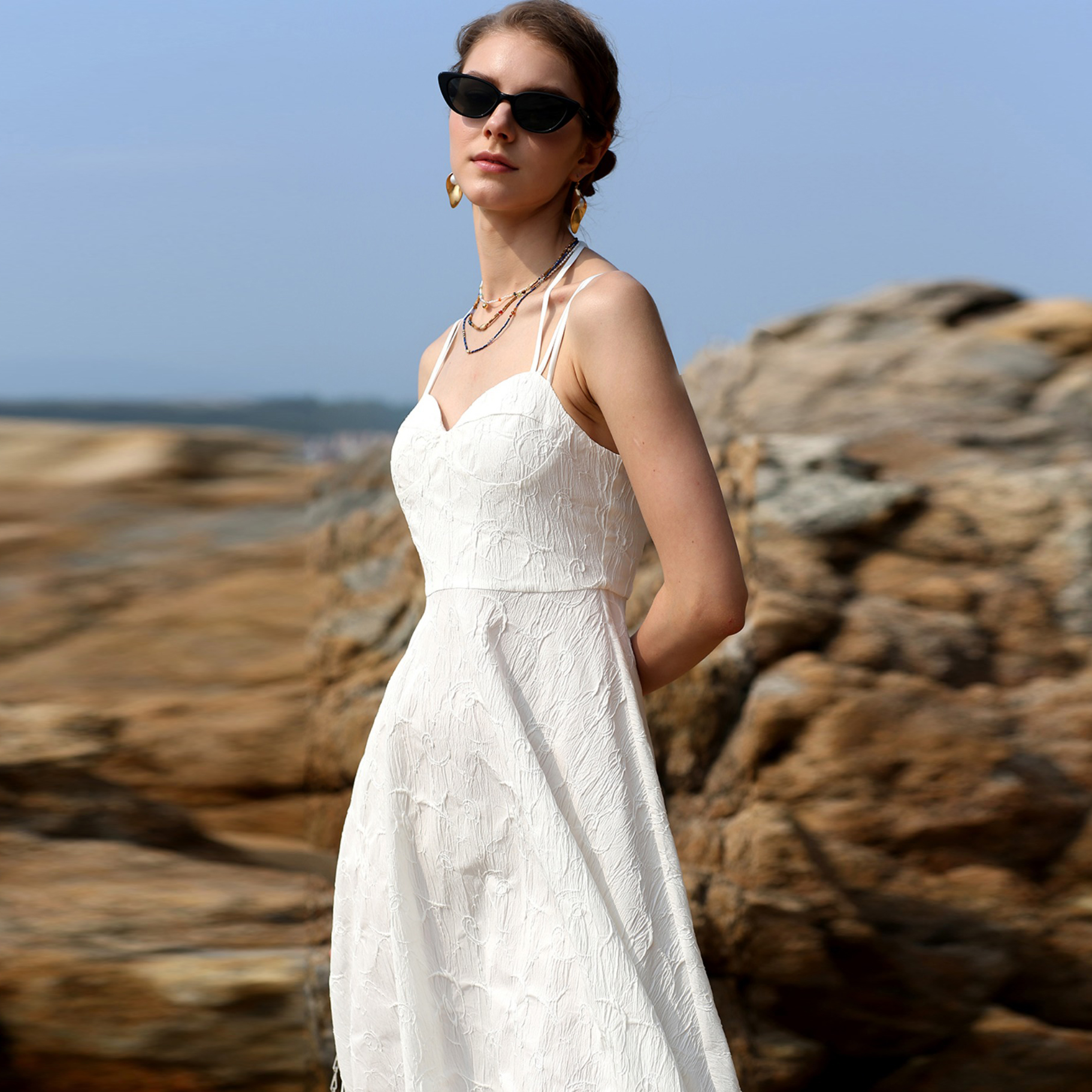 Weißes, sexy, rückenfreies Neckholder-Kleid aus Jacquard für den Urlaub (3)