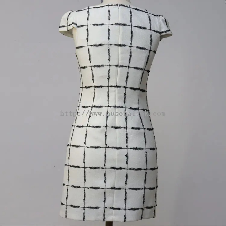 Vit rutigt tryck kortärmad klänning med rund hals (3)