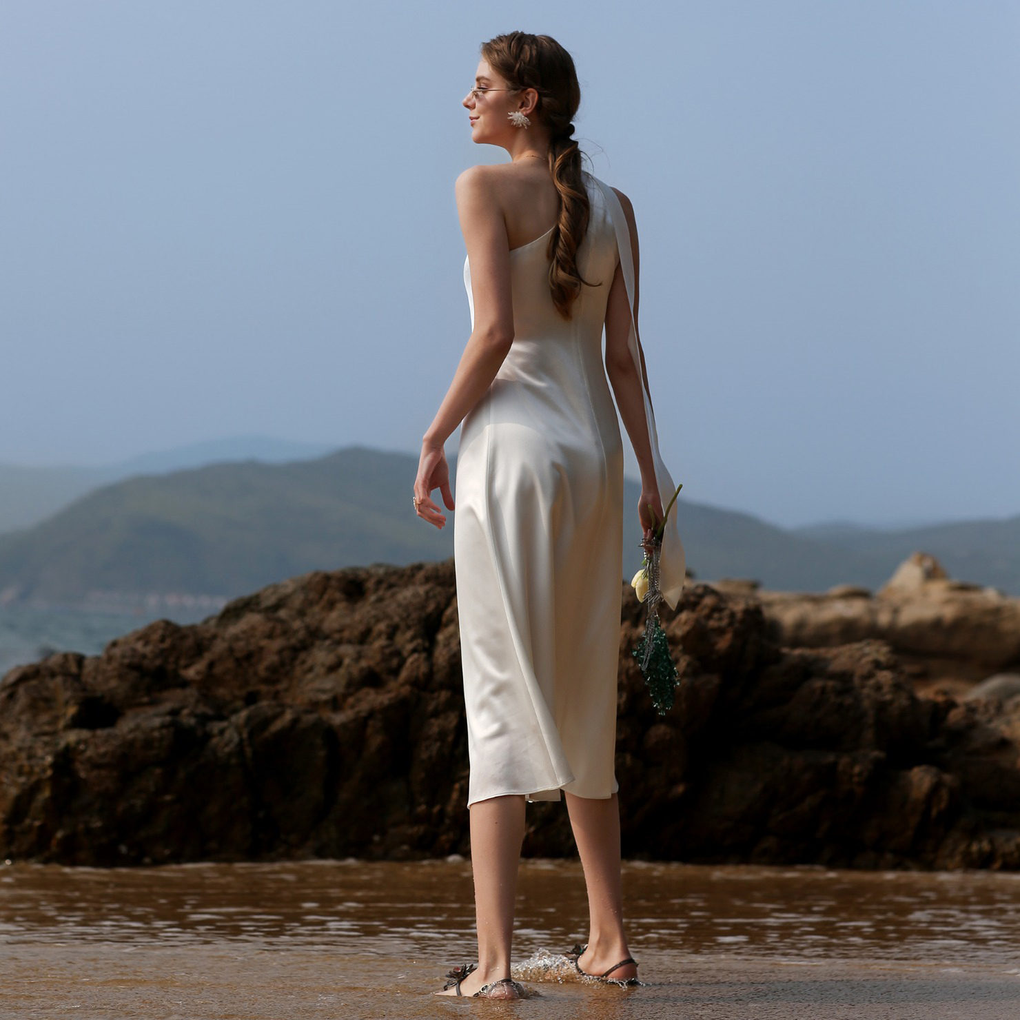 Valge satiinist kaldkriipsuga kleit rannaõhtukleit (12)